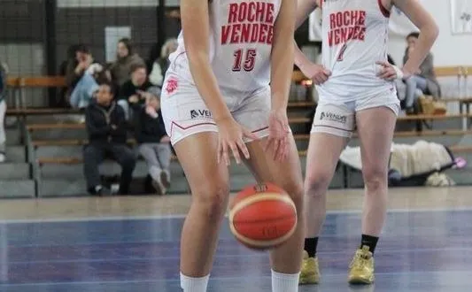photo  alycia olimpa au lancer franc sous le maillot de la roche vbc.  &copy;  la roche vbc 