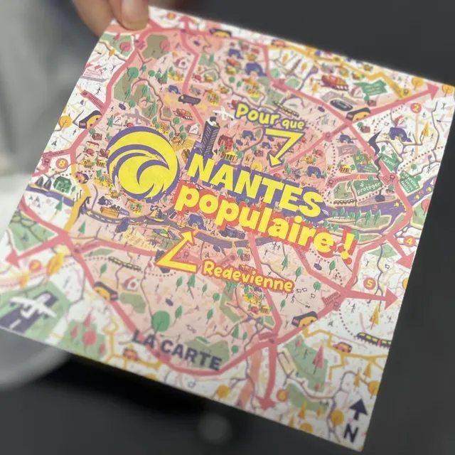 photo le mouvement de margot medkour tente la carte dépliable pour expliquer son projet.  ©  ouest-france