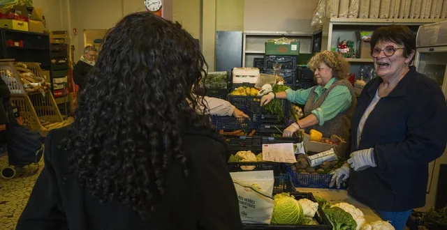 photo  dernière distribution au centre du miroir, avant le déménagement rue de sardaigne. la collecte servira à faire fonctionner ces centres, véritablement pris d’assaut.  &copy;  le maine libre - denis lambert 