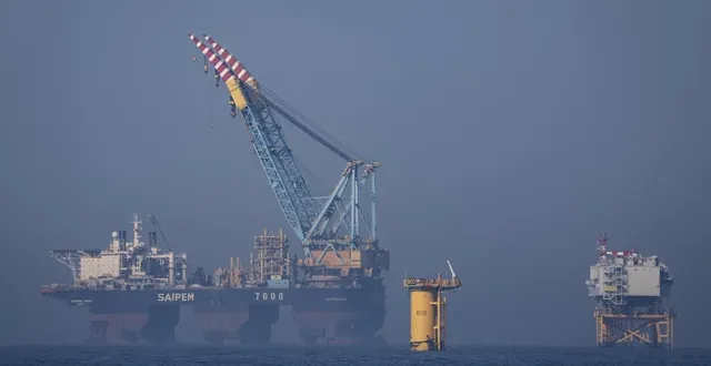 photo  au large de ouistreham, à 15 km des côtes, deux navires sont à l’œuvre pour installer les fondations des 64 futures éoliennes.  &copy;  charles bury / ouest-france 