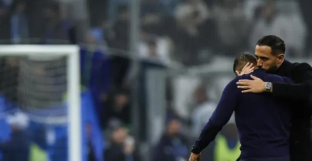 photo  habib beye et medhi benatia après la victoire de l’om contre l’ol, le 1er mars en ligue 1 au stade vélodrome.  &copy;  clément mahoudeau / afp 