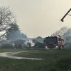 photo les pompiers, qui ont lutté jeudi 5 mars de 2 heures à 6 h 50 contre un incendie qui a ravagé le bâtiment d’un fabricant de meubles de gennes-val-de-loire, sont toujours place pour éviter toute reprise des flammes.
