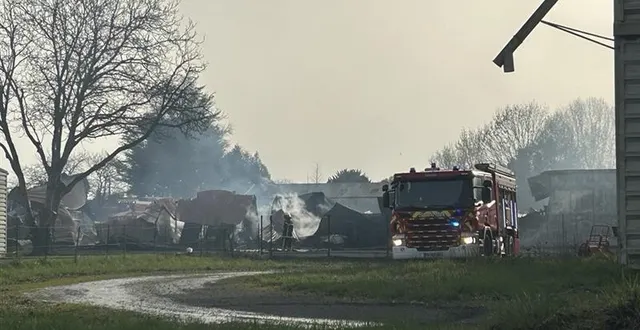 photo  les pompiers, qui ont lutté jeudi 5 mars de 2 heures à 6 h 50 contre un incendie qui a ravagé le bâtiment d’un fabricant de meubles de gennes-val-de-loire, sont toujours place pour éviter toute reprise des flammes.  &copy;  photo co - yvan georget 