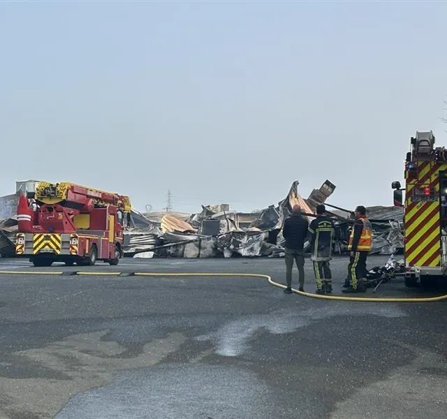 photo jusqu’à 68 pompiers ont lutté contre les flammes qui ont ravagé un bâtiment de 2 500 m2 d’un fabricant de meubles.  ©  photo co - yvan georget