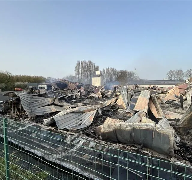 photo l’espace menuiserie du fabricant de meuble est parti en fumée.  ©  photo co - yvan georget