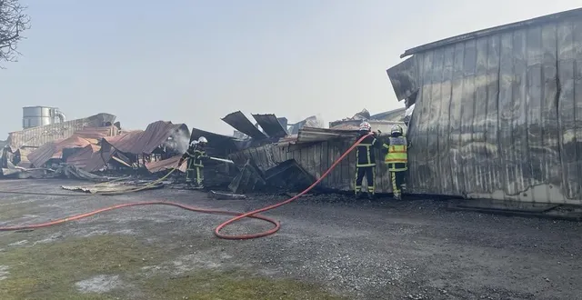 photo  un incendie s’est déclaré dans un vaste bâtiment de 2 500 m2 appartenant à la maison chartier au 5 rue du plan-d’eau, à gennes-val-de-loire (maine-et-loire).  &copy;  ouest-france 