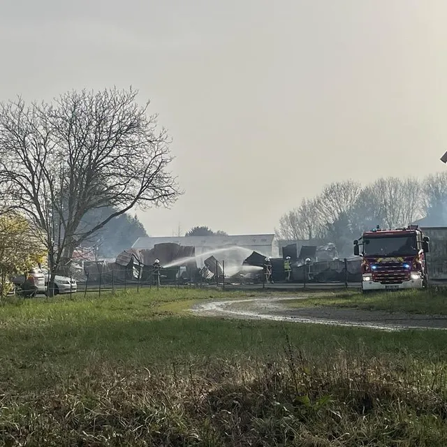 photo pour maîtriser le sinistre, 68 sapeurs-pompiers et 25 véhicules ont été mobilisés, appuyés par six lances à incendie.  ©  ouest-france