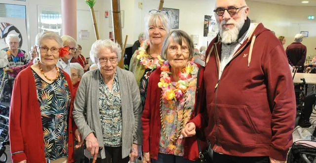 photo  yvette granger (à droite près de son fils) entourée de proches et d’amies.  &copy;  le maine libre 
