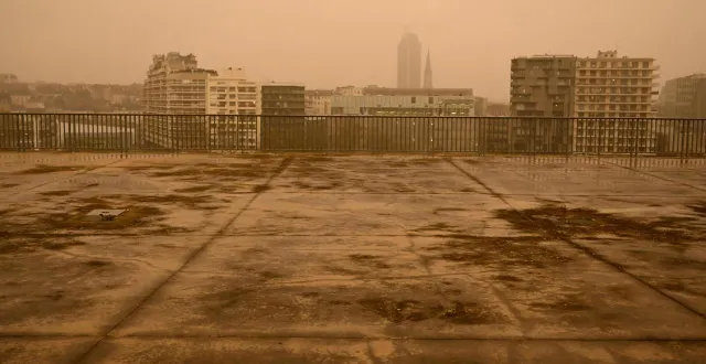 photo  l’arrivée d’un précédent nuage de sable, en 2022, avait créé une ambiance de fin du monde, dans le centre-ville de nantes.  &copy;  franck dubray / ouest france 