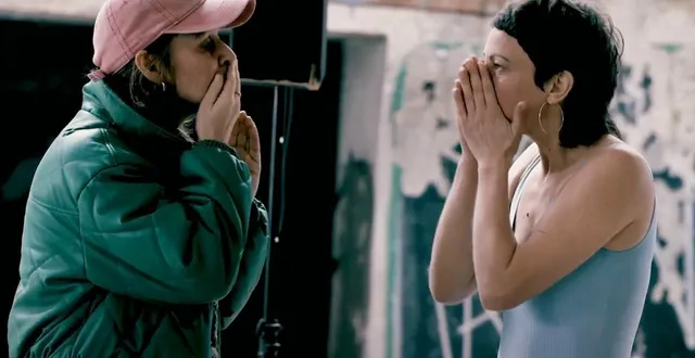 photo  lucile cartreau et élisabeth hérault font de cette performance artistique une œuvre collective avec des ponts-de-céaises.  &copy;  cloé boulay 