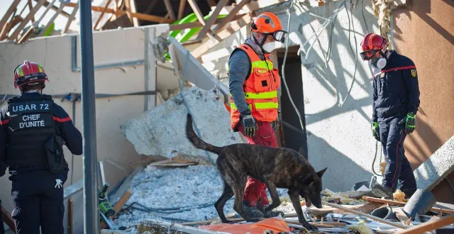 photo  en raison de la présence d’amiante, les sapeurs-pompiers de la sarthe mobilisés sur le site de l’explosion de bouloire étaient masqués.  &copy;  mikaël vasseur / sdis de la sarthe 
