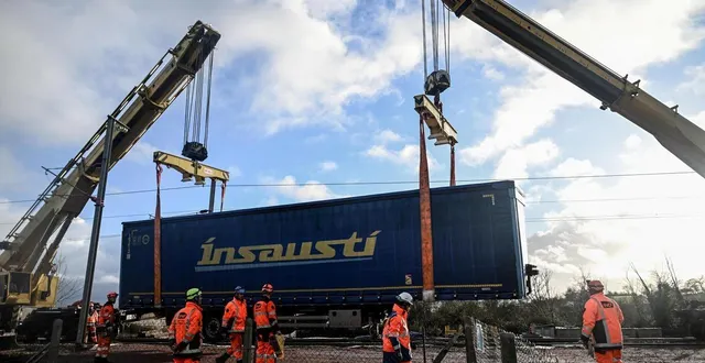 photo  deux grues géantes ont permis de déblayer le train déraillé à carentan-les-marais (manche).  &copy;  archives martin roche / ouest-france 