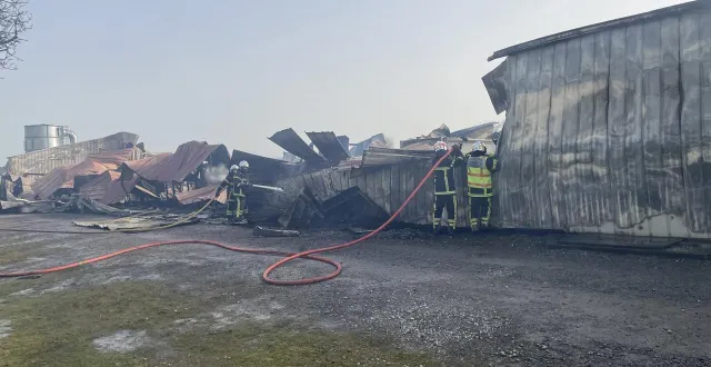 photo  les pompiers en intervention sur l’incendie de la menuiserie maison chartier à gennes-val-de-loire.  &copy;  ouest-france 