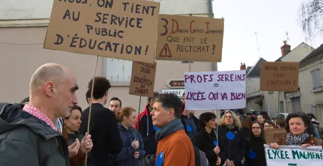 photo  saumur, jeudi 5 mars. des enseignants du lycée duplessis-mornay de saumur (maine-et-loire) sont en grève pour dénoncer des situations de souffrance au travail.  &copy;  co - robin peter 