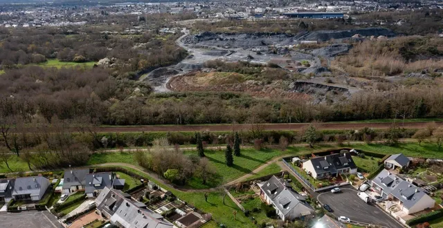 photo  douze ans après sa fermeture, le site des ardoisières est-il destiné à abriter une plateforme de ferroutage ?  &copy;  co – josselin clair 