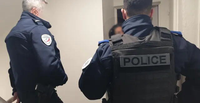 photo  les policiers ont interpellé un exhibitionniste qui importunait des résidents du foyer tarmac.  &copy;  illustration presse océan 
