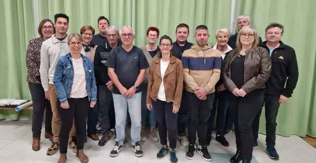 photo  jean-françois barraud (au premier rang en tee-shirt foncé) entouré de ses colistiers.  &copy;  co 