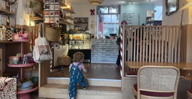 photo  le café biscuit, quartier chantenay, propose des livres et des jeux pour les enfants.  &copy;  ouest-france 