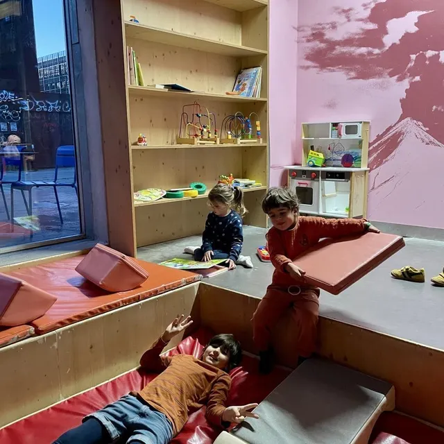 photo sous l’escalier du food hall magmaa, un espace a été aménagé pour les enfants.  ©  ouest-france