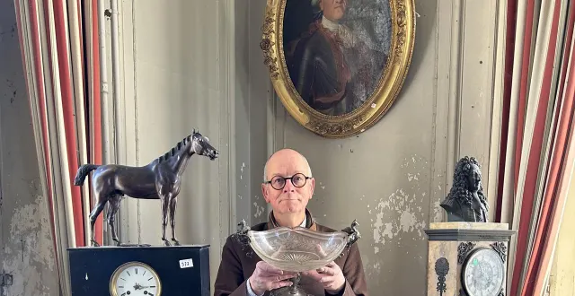 photo  patrice biget, ici sous le tableau du grand-père de nez-de-cuir, procédera à la vente aux enchères du mobilier de l’ancien château de la genevraie (orne).  &copy;  orne enchères 