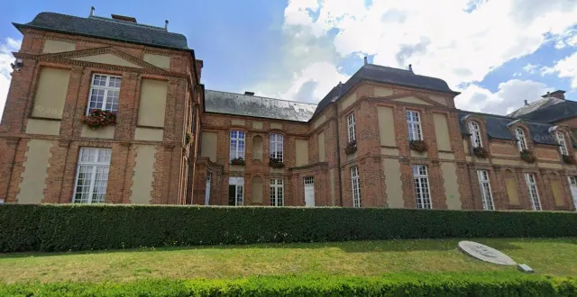 photo  l’hôtel de ville de l’aigle (orne)  &copy;  google maps 