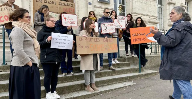 photo  une bonne vingtaine d’enseignants et parents d’élèves se sont mobilisés devant le collège berthelot, ce jeudi 5 mars 2026 au mans.  &copy;  le maine libre 