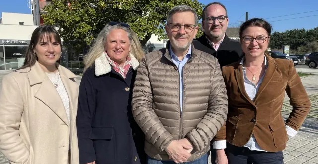photo  philippe bolo entouré par marie château-nyilinkindi, alix de verneuil, olivier joulain et nathalie prince, quelques-uns de ses potentiels adjoints.  &copy;  co 