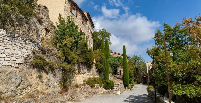 photo  la chapelle notre-dame-des-sept-douleurs fait partie des monuments emblématiques de bargème (var).  &copy;  istock - thierry64 