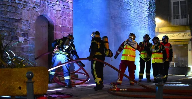 photo  une fumée froide a été diffusée dans la porte-horloge afin d’imiter un incendie, dans le cadre d’une formation, mercredi 4 mars 2026, à vire normandie.  &copy;  ouest-france 
