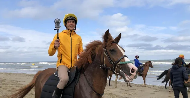 photo  il est partout christophe soumillon. ici sur la plage de deauville en 2023, station près de laquelle il projette d’ouvrir une académie internationale de poneys.  &copy;  archives ouest-france 