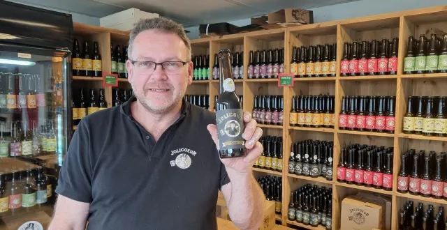 photo  david lux est fier d’avoir gagné une médaille d’or grâce la bière noire jolicoeur stout.  &copy;  ouest-france 