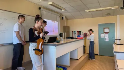 photo  au girls’day du lycée pablo-neruda de dieppe (seine-maritime), des élèves de terminale générale, ont expliqué aux collégiennes le spectre des fréquences sonores avec des instruments de musique et abordé la question du wi-fi, dont un des principes fondateurs a été inventé par une femme. 