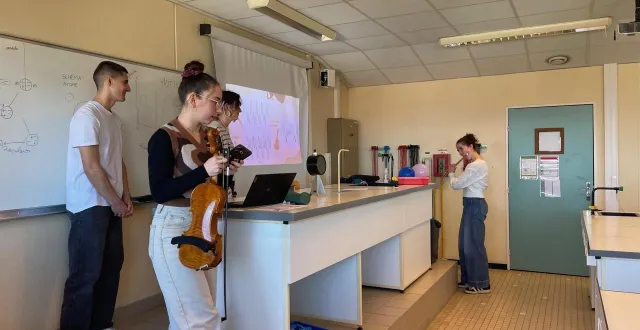 photo  au girls’day du lycée pablo-neruda de dieppe (seine-maritime), des élèves de terminale générale, ont expliqué aux collégiennes le spectre des fréquences sonores avec des instruments de musique et abordé la question du wi-fi, dont un des principes fondateurs a été inventé par une femme.  &copy;  ouest-france 