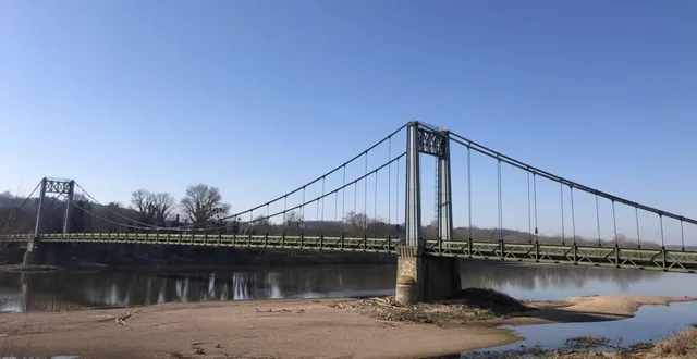 photo  deux ponts enjambent la loire entre gennes-val-de-loire et les rosiers-sur-loire, ils seront fermés à la circulation le mardi 10 mars 2026.  &copy;  archives ouest-france 