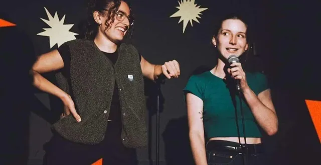 photo  anne-claire chapa et capucine brébion sont les fondatrices du collectif angevin bagarre comedy, qui se produit à sablé-sur-sarthe, ce samedi 7 mars 2026.  &copy;  @coesamuse_/ chloé andré 