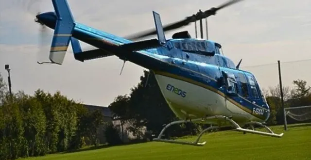 photo  l’hélicoptère enedis survole le réseau pour identifier les zones nécessitant des opérations de maintenance.  &copy;  enedis 