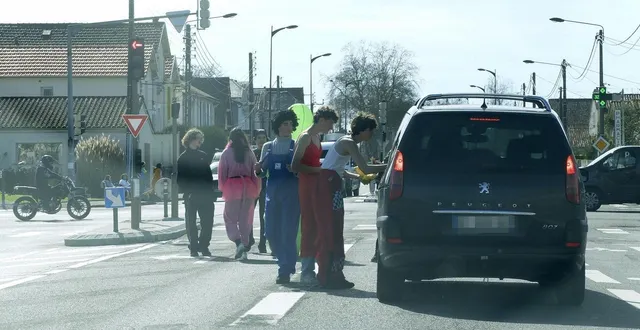 photo  alors que les lycéens niortais se préparaient à célébrer la traditionnelle fête du père cent, certains ont été la cible de tirs de mortiers d’artifice et de jets d’œufs, dans la nuit du mardi au mercredi 4 mars 2026.  &copy;  co - illustration christophe bernard 