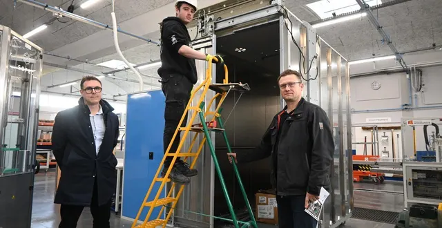 photo  le proviseur, julien roupsard, et le professeur franck chauvin sont heureux d’accueillir le bts permettant de former des ascensoristes au lycée guillaume-le-conquérant à falaise (calvados).  &copy;  ouest-france 