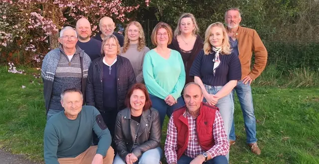 photo  olivier touzard et une partie de ses colistiers, candidats aux élections municipales 2026 à meurcé (sarthe).  &copy;  ouest-france 