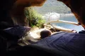 photo  en corse, mauro et sa compagne carole ont créé trois hébergements insolites dont la grotte des naufragés, aménagée juste au-dessus de la mer. 