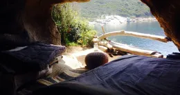 Info insolite  en corse, mauro et sa compagne carole ont créé trois hébergements insolites dont la grotte des naufragés, aménagée juste au-dessus de la mer. 