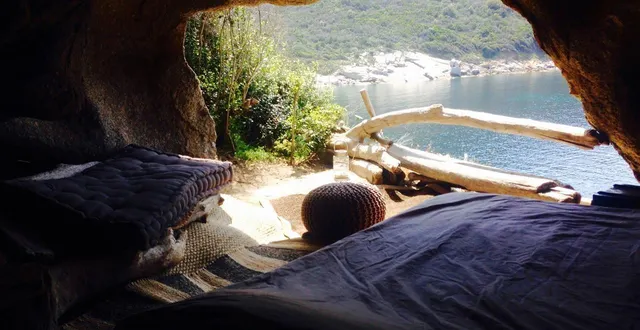 photo  en corse, mauro et sa compagne carole ont créé trois hébergements insolites dont la grotte des naufragés, aménagée juste au-dessus de la mer.  &copy;  le clos du mouflon 