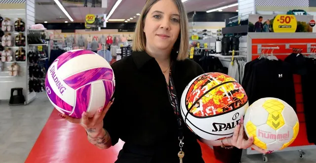 photo  flora paina et son conjoint sont sur tous les fronts. ils ont rouvert le sport 2000 de niort mardi 24 février 2026.  &copy;  co – marie delage 