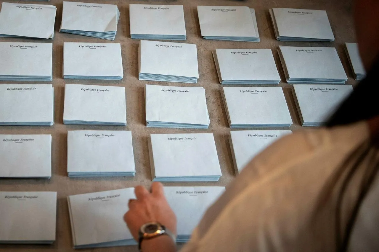 photo  de faux bulletins de vote apparaissent dans certaines boîtes aux lettres à bayeux (calvados), à l’approche des élections municipales. la préfecture met en alerte les électeurs. 