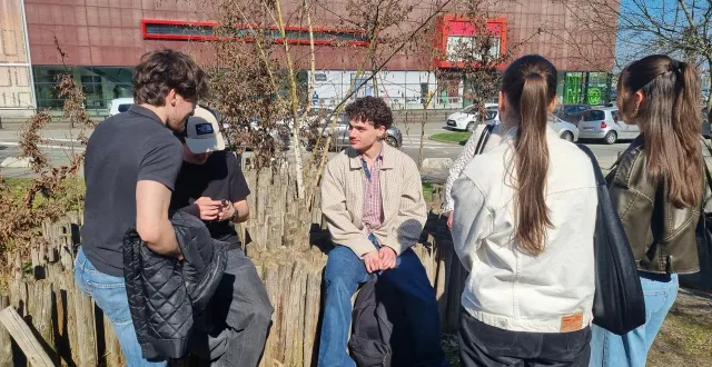 photo  ilan (au centre) parle peu de politique avec ses amis mais compte voter pour les municipales.  &copy;  ouest-france 