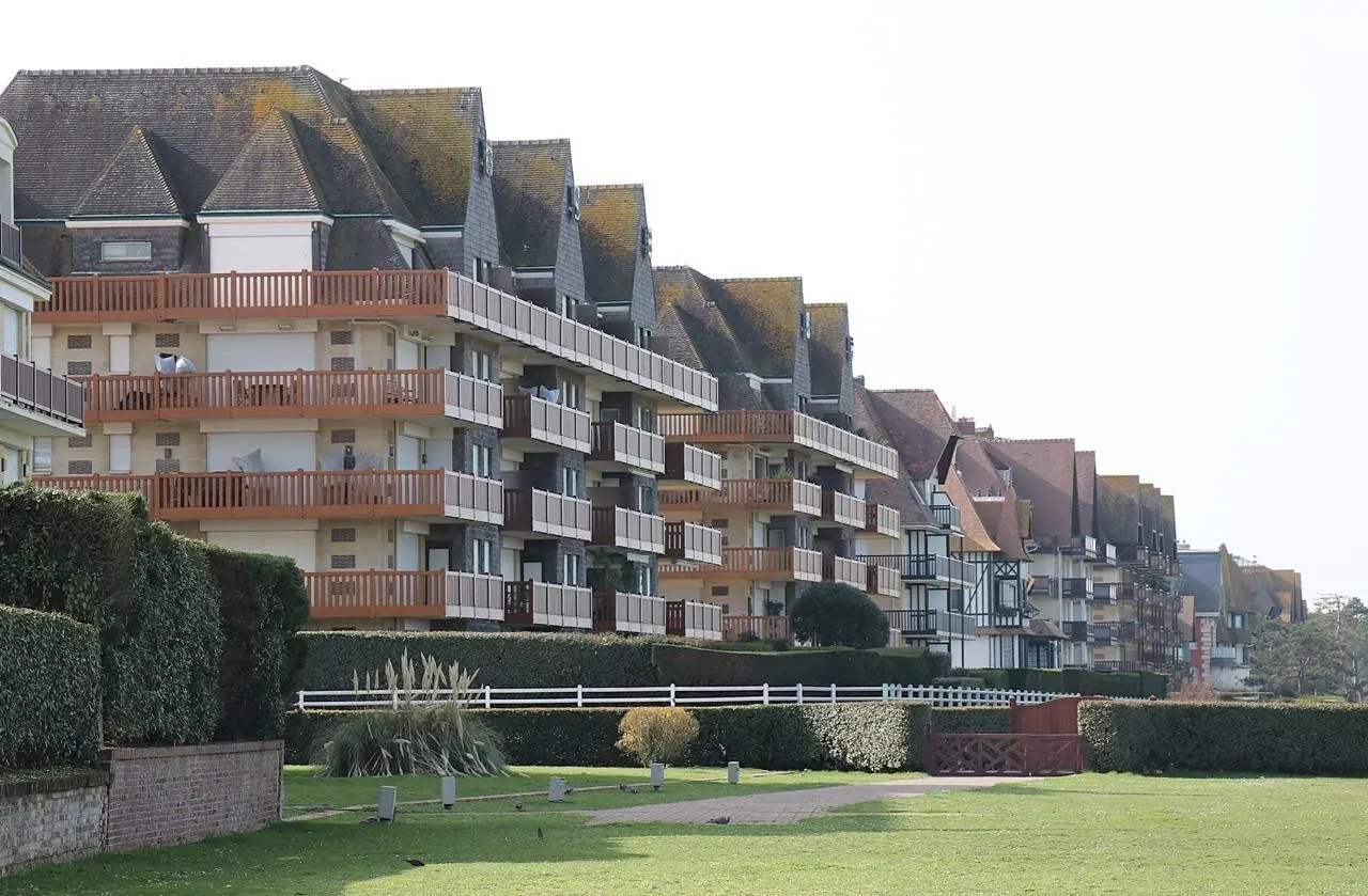 photo  à deauville, la plupart de l’année, de nombreux volets restent clos. la station balnéaire compte près de 73 % de résidences secondaires. 