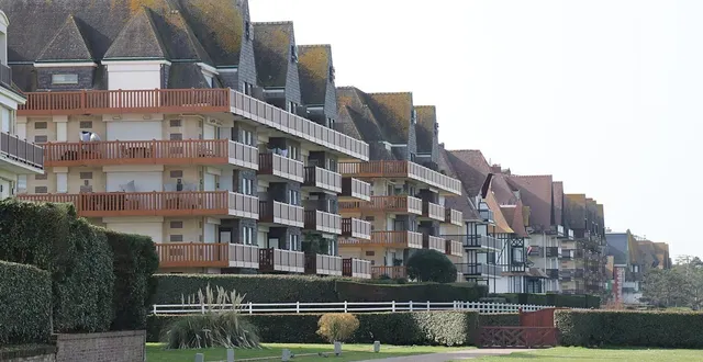 photo  à deauville, la plupart de l’année, de nombreux volets restent clos. la station balnéaire compte près de 73 % de résidences secondaires.  &copy;  ouest-france 