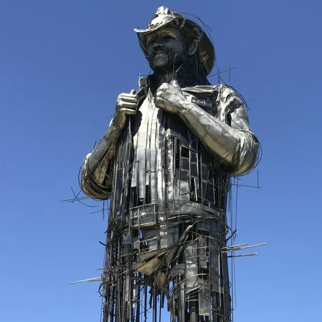 photo en 2022, le hellfest avait déjà rendu hommage à une figure majeure du hard rock, lemmy kilmister, avec une statue de 12 m de haut, en métal, réalisée par la sculptrice caroline brisset.  ©  ouest-france