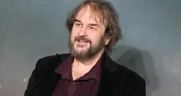 actu cin&eacute;ma  sir peter jackson lors de l’avant-première à londres de «the lord of the rings : the war of the rohirrim» en décembre 2024. 
