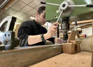 photo  dans l’atelier menuiserie des ateliers thouarsais, où travaillent des personnes en situation de handicap à thouars. 